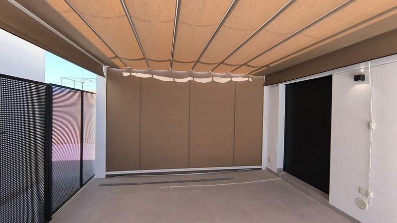 Soltak-pergola-vägg-aluminium-dayanueva-costablanca.jpg
